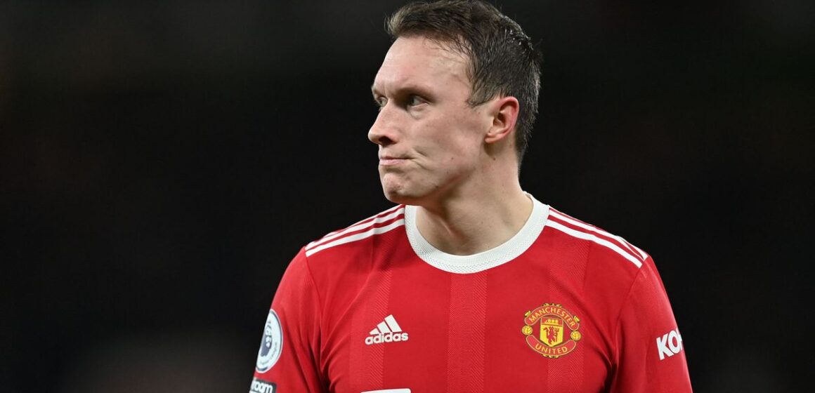 'Legend' - how Manchester United players and former stars reacted to Phil Jones' departure

