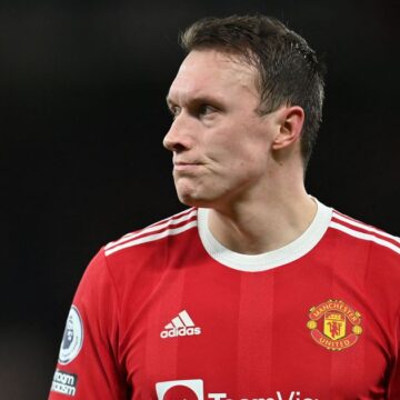 'Legend' - how Manchester United players and former stars reacted to Phil Jones' departure

