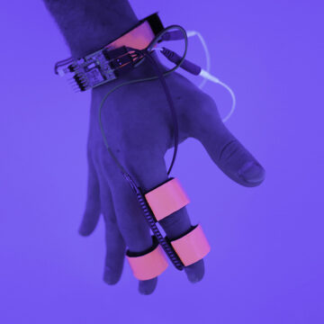 Personalized gloves guide the wearer's dreams

