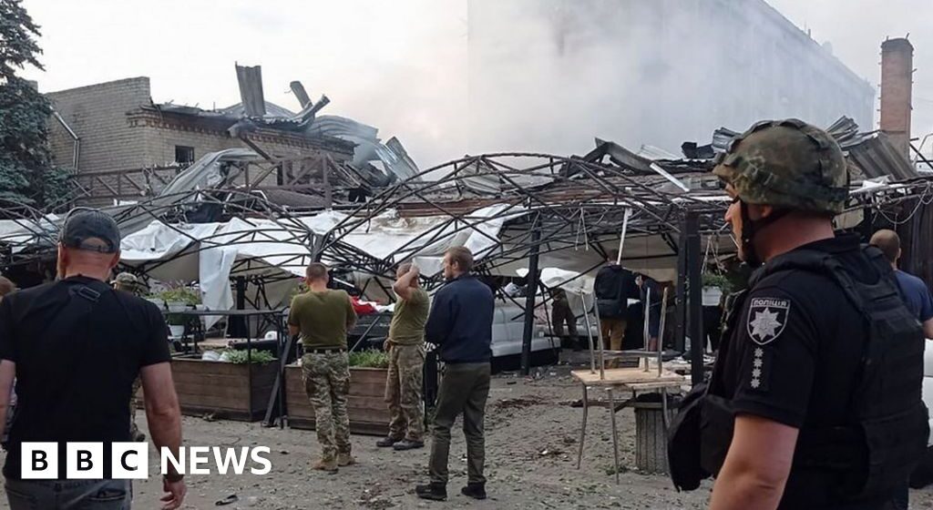 Kramatorsk: Russian missile strike hits restaurants in Ukrainian city

