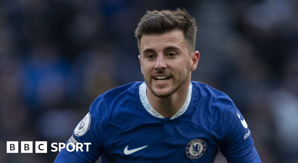 Manchester United are making a third bid of around £55m for Chelsea midfielder Mason Mount

