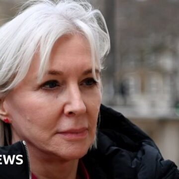 Nadine Dorries delays resignation until peerage information is released

