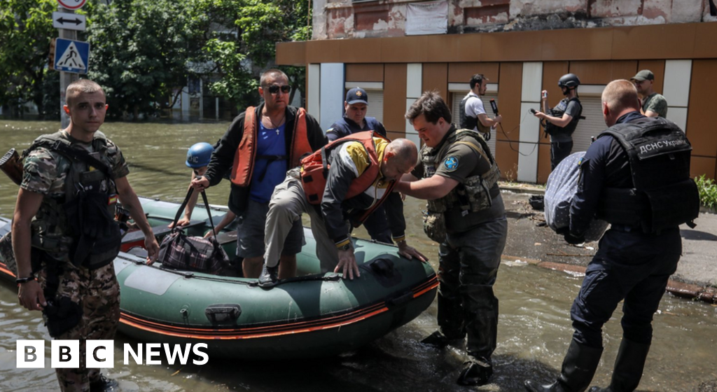 Ukrainian dam: Displaced mines cause major concern as residents flee Kherson

