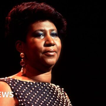 Aretha Franklin's sons fight over will found under sofa

